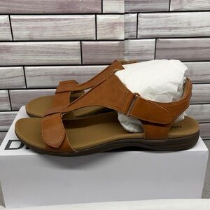 New in box Dream Pairs size 8 Brown adjustable sandals #SDFS26014W